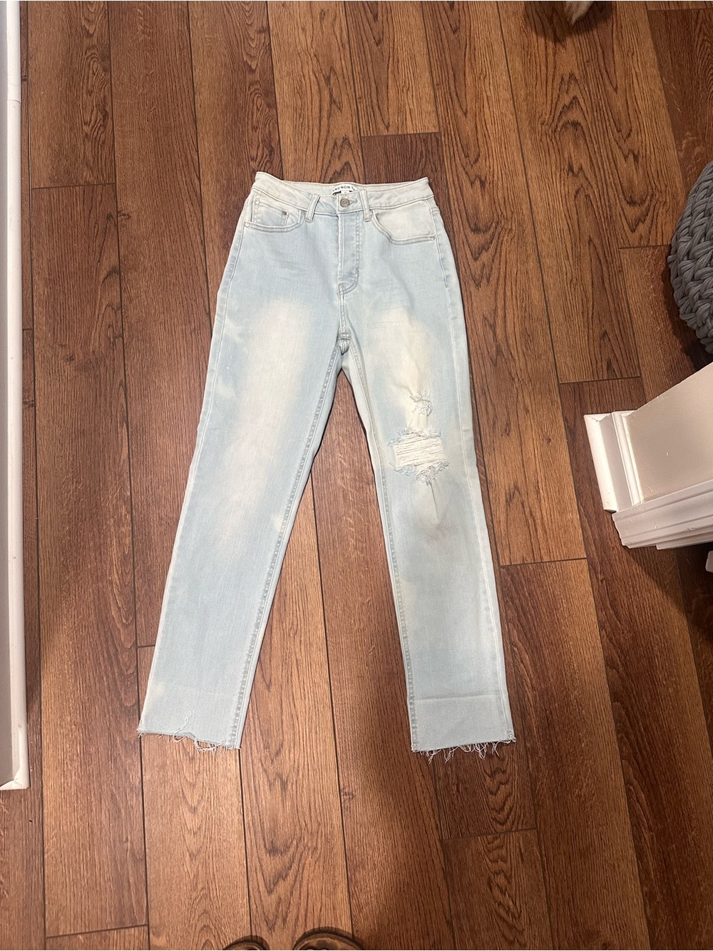 Light Blue Straight-Leg Women’s Jeans with Distressed Knee